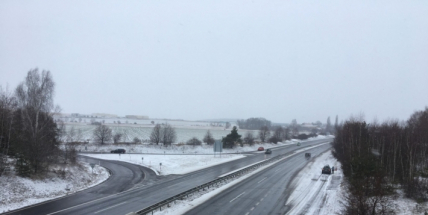 Středočeské silnice jsou mokré, místy na nich leží rozbředlý sníh