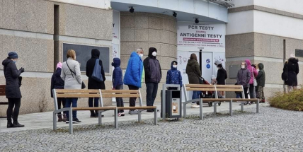Odběrová centra praskají ve švech, lidé čekají na PCR test i několik dní