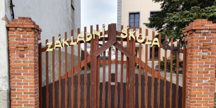 Školy zůstávají prozatím otevřené
