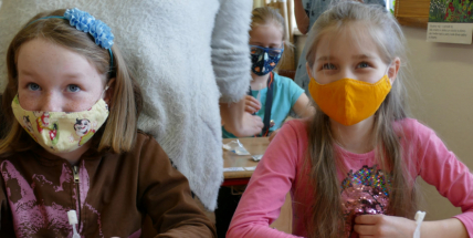 Testy PCR potvrdily v pondělí ve školách dvojnásobný nárůst počtu nakažených