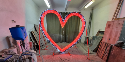 Náměstí 17. listopadu se promění v místo romantiky a lásky. Poslouží svítící srdce z úřadu práce