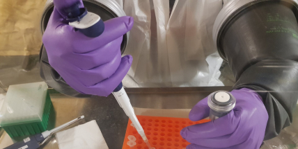 Testy ve čtvrtek prokázaly 37.662 nově nakažených, přibývá hospitalizací