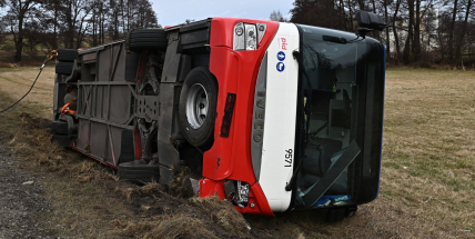 V Hořovicích se převrátil autobus, jeden cestující se zranil
