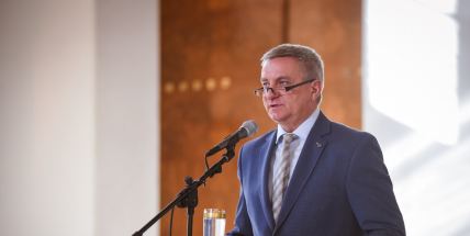 Hrad zveřejnil platy úředníků, Mynář bral loni 1,89 mil. Kč čistého