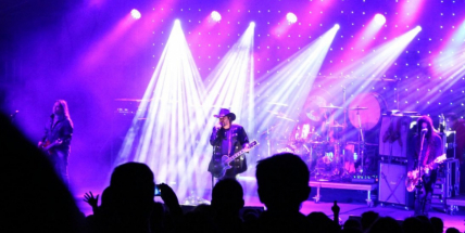 Do 18. února dál jen 100 lidí na hromadných akcích