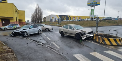 V Brodské ulici se čelně střetla dvě auta, nikdo se nezranil