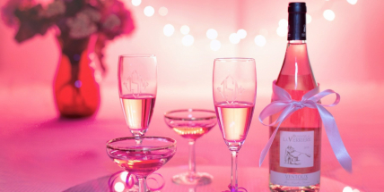 Zamilovaní se na Valentýna podarují plyšovými medvědy či růžovými víny