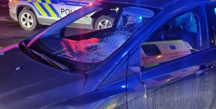 V Dobříši srazilo auto seniora, který přecházel silnici mimo přechod