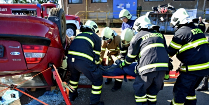 V Litomyšli havarovalo osobní auto, tři lidé uhořeli
