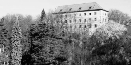 Krásná místa na Příbramsku: Až se sochy zřítí a dopadnou na zem, zbude z nich prach a má být konec světa. Hrad Vargač je naplněn tajemstvím
