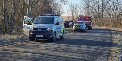 U Narysova havarovala dvě auta, policie řídí dopravu kyvadlově