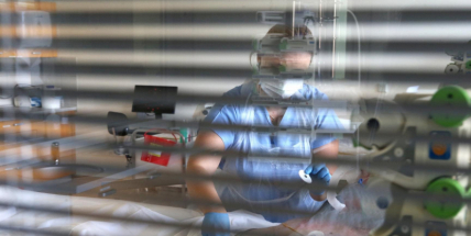 Počet nových případů covidu v pondělí klesl o 10.000, ubylo i hospitalizací