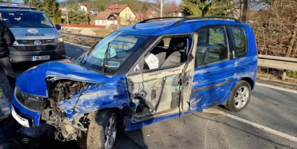 U obce Obory se střetla dvě auta, jízdní pruh na Sedlčany je uzavřen