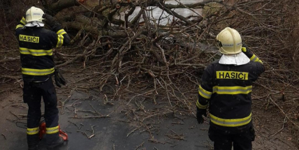 Silný vítr ve středních Čechách opět zaměstnal hasiče i energetiky