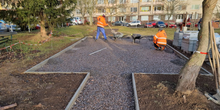 Technické služby pokračují ve výstavbě altánku u domova s pečovatelskou službou v Brodské ulici