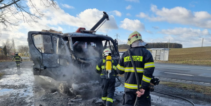 V obci Chraštičky pohltily plameny nákladní vůz