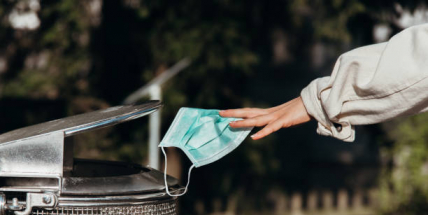 V březnu skončí omezení na hromadných akcích, respirátory budou jen v MHD a nemocnicích