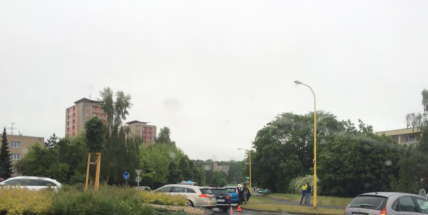 Nehoda na kruhovém objezdu v Seifertově ulici