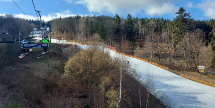 Zimní areály ve středních Čechách mají kvůli jarnímu počasí méně lyžařů
