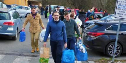Nevídaná vlna solidarity. Lidé v Příbrami během odpoledne naplnili materiální pomocí pro Ukrajinu téměř dva kamiony