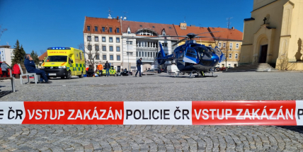 Muž v Příbrami pobodal nožem svou matku. Ženu ve vážném stavu transportoval do nemocnice vrtulník