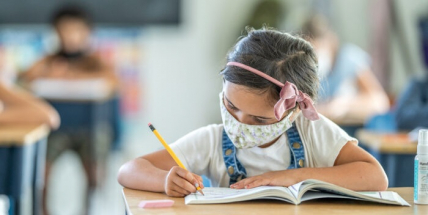 Ve školách už neplatí zvláštní covidová opatření, roušky skončí v pondělí