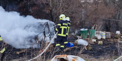 Při požáru dvou aut a stodoly u Stěžova vyhlásili hasiči druhý stupeň poplachu