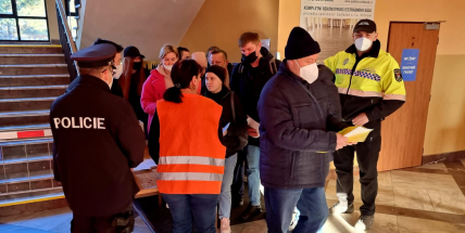 Policie varuje ve videu uprchlíky z Ukrajiny před podvodníky