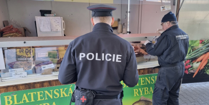 U Alberta v Brodské ulici kdosi vykradl stánek prodávající uzené ryby