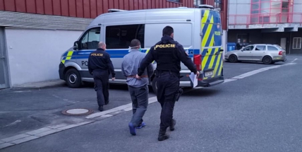 Soud uvalil vazbu na muže, který pobodal v Příbrami svou matku. Za pokus vraždy mu hrozí 18 let vězení