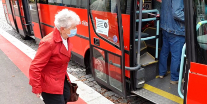 Respirátory už jen v dopravě, zdravotnictví a sociálních službách