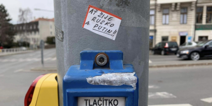 V Příbrami kdosi vylepuje po domech a sloupech nápisy podporující Putina a Rusko