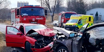 Při nehodě dvou aut v Příbrami se zranili tři lidé