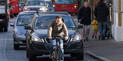 Cyklistům začíná sezona. Přes 72 procent obětí loňských nehod nemělo helmu