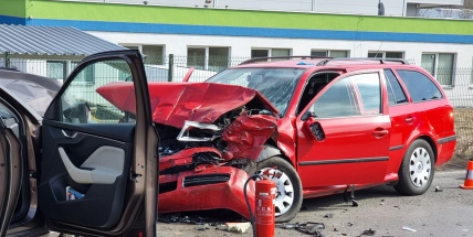 Policie řekla, jak došlo k nehodě v Obecnické ulici. Nyní hledá důležitého svědka