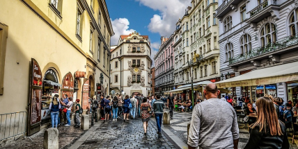 Obyvatel ČR loni přibylo jen díky migraci, zemřelých bylo nejvíce od války