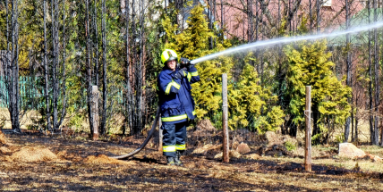 V chatové oblasti u Lázu likvidují hasiči požár pole