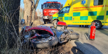 Žena v Příbrami nedala přednost motorkáři, ten po střetu skončil v nemocnici