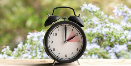 O víkendu začne platit letní čas, noc na neděli bude o hodinu kratší