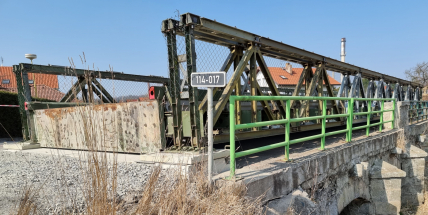 Dělníci v Dobříši osadili mostní provizorium, které nahradí zavřený kamenný most