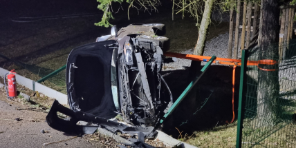 Opilý řidič BMW přejel do protisměru, přetočil auto na bok a zničil oplocení minigolfu