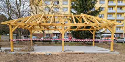 Technické služby dokončují výstavbu altánku u domova s pečovatelskou službou v Brodské ulici