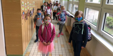 Roušky budou podle návrhu povinné pro děti od šesti let, ne jen pro školáky