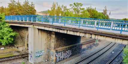 Most v Husově ulici se letos opravovat nebude