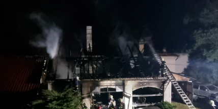 Při nočním požáru v Chyňavě byl vyhlášen druhý stupeň poplachu