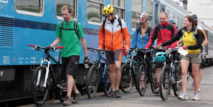 Vlak Cyklo Brdy svezl první turisty letošní sezóny