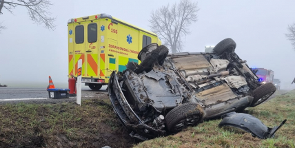 U obce Vranovice skončilo auto na střeše, dva zranění