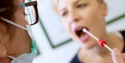 Pátečních 5973 případů koronaviru bylo o pětinu méně než před týdnem