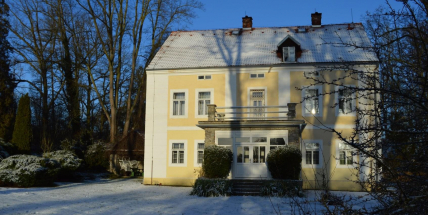 Výstava v Čapkově památníku přibližuje osudy lidí z okruhu slavného spisovatele