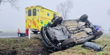 Řidič u Vranovic přetočil auto na střechu, policie žádá svědky nehody o palubní záznamy